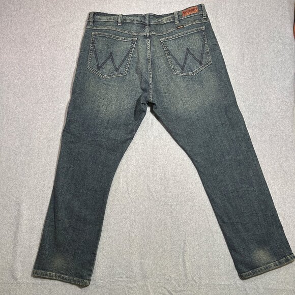 Wrangler Mens Jeans 38x30 Straight Fit Medium Wash - Picture 2 of 7